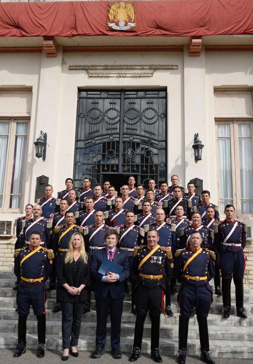 💙Patricia Soprano 🇦🇷💙 (@patriesoprano) on Twitter photo Cuando el reconocimiento viene de aquellos sin obligación de darlo , significa que el cariño y respeto se ha ganado con hechos concretos.
Felicitaciones a nuestro Presidente <a href="/JMilei/">Javier Milei</a> en recibir semejante honor !
Viva Argentina Cuando el reconocimiento viene de aquellos sin obligación de darlo , significa que el cariño y respeto se ha ganado con hechos concretos.
Felicitaciones a nuestro Presidente <a href="/JMilei/">Javier Milei</a> en recibir semejante honor !
Viva Argentina