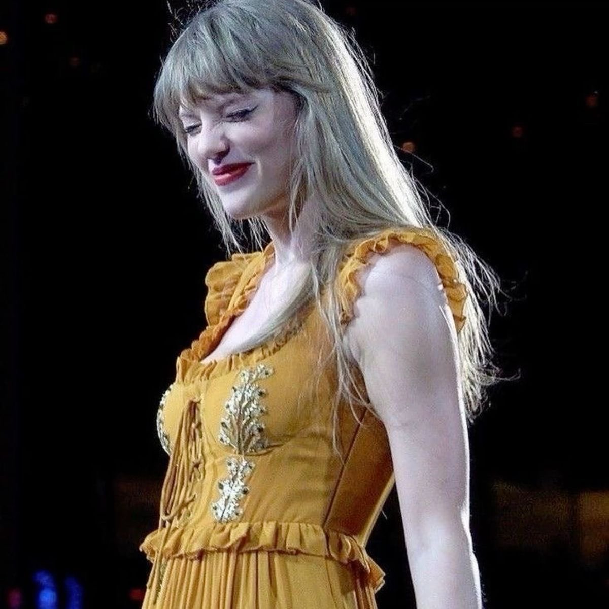 holii,soy ali (🇻🇪) tengo 18 y estuve en la N1 en miami💗 Me gusta tay desde 2020 pero me hice fan en 2021. Mi álbum fav es evermore y mi canción fav del momento es safe and sound. Ultimamente no soy muy activa pero juro volver🔥 #integracionswiftie #poetitas <a href="/poetasloqueras/">poetitas</a>