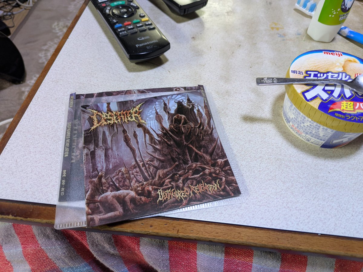 朝食のアイスのお供に

Deserter「Disfigured Revelation」

ニュースタリリースだけあってヤベーヤベーカッコ良すぎなインドネシア産高速ブルータル。

こちらのメンバーも数々のグループに参加してるそうっす。