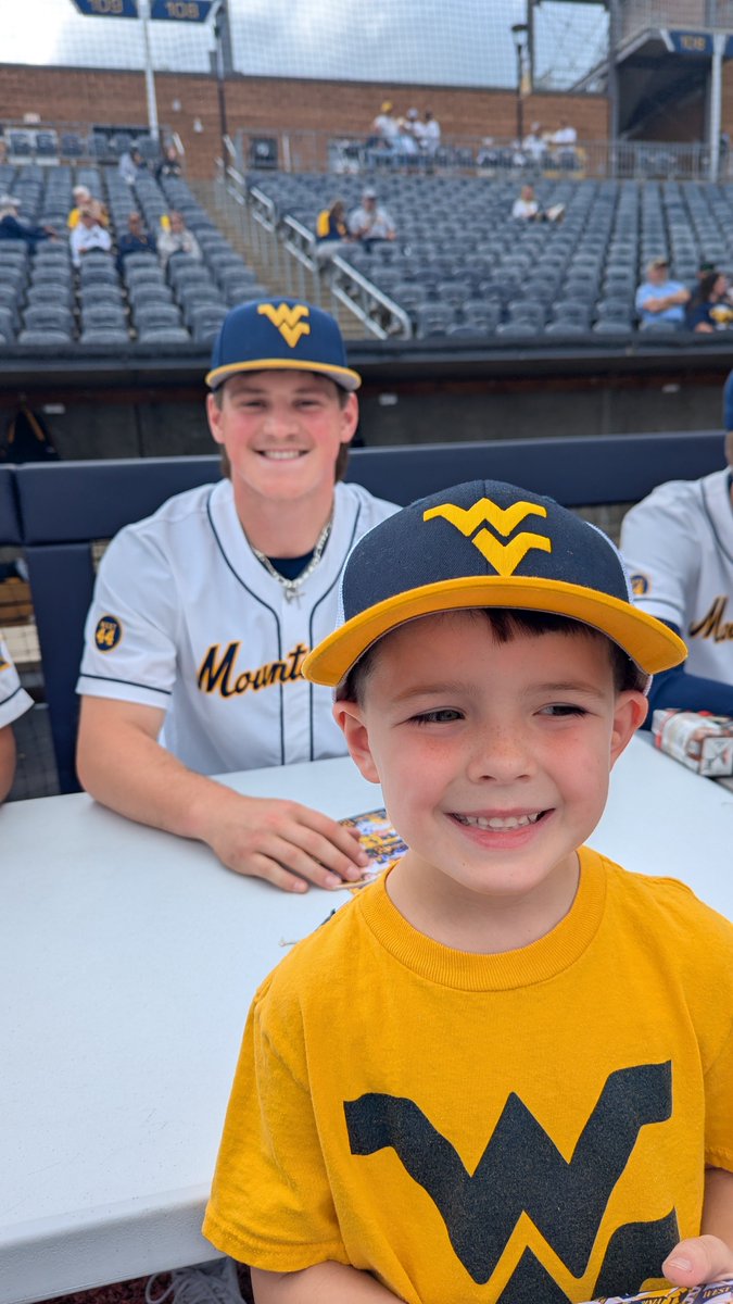 MountMamaLiving's tweet photo. Williamstown! Stand up!!! @WVUBaseball https://t.co/di0JjrMFDm