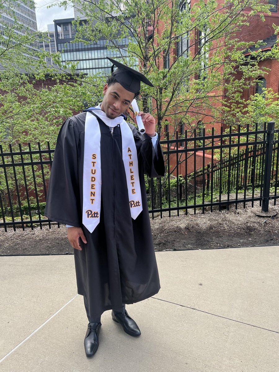 KStevenson_21's tweet photo. Last Stevenson to get their Bachelors!! Super proud of you, and you did it in 3 years💛 On to the next!! @vstevensonn3 https://t.co/ZVMrFVafU0