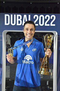 Antes de convertirse en un fenómeno que llena estadios, y tiene a miles pegados a la pantalla, el pádel en Argentina nació en silencio. Entre  partidos entre amigos, empezó una historia que nadie imaginó que llegaría tan lejos.
¿como empezó todo? Acá te lo contamos.