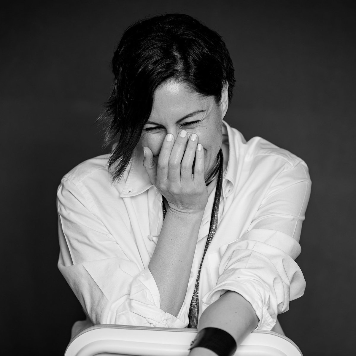 偶遇泽娜·哈希姆·贝克 （Zeina Hashem Beck）黎巴嫩当代诗人的诗：

这座城市狂暴的红色咆哮的黄色 / 绿色橙色 / 都不是秋叶 / 因为它们不懂 / 飘落的艺术……
她脱掉鞋子 / 人字拖夜店高跟鞋军靴 / 扔向地中海 / 她把长长的头发垂下来 / 披散在肩上准备反抗……

(诗还很长，我被震撼。诗没死）