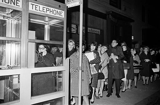 Itineratur (hilos libres de IA) (@itineratur) on Twitter photo Mi madre vivió el apagón de noviembre de 1965 en el NE de los EEUU. Ayer me contó lo que recuerda.
La luz se fue por la tarde y ya no volvió hasta el día siguiente. También se fue la calefacción de todo el campus de <a href="/wheaton/">Wheaton College (MA)</a> (cerca de Boston). La telefonía funcionaba y todo el Mi madre vivió el apagón de noviembre de 1965 en el NE de los EEUU. Ayer me contó lo que recuerda.
La luz se fue por la tarde y ya no volvió hasta el día siguiente. También se fue la calefacción de todo el campus de <a href="/wheaton/">Wheaton College (MA)</a> (cerca de Boston). La telefonía funcionaba y todo el