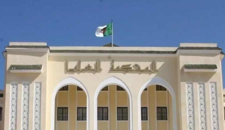 AFRICA24TV's tweet photo. En 🇩🇿#Algérie, le projet de code de procédure pénale soulève l’opposition des avocats, qui dénoncent une atteinte aux droits de la défense. L'Union nationale des avocats (#UNOA) demande une réunion d’urgence avec le ministre de la Justice pour résoudre ce différend. https://t.co/PBeZKLq1oX