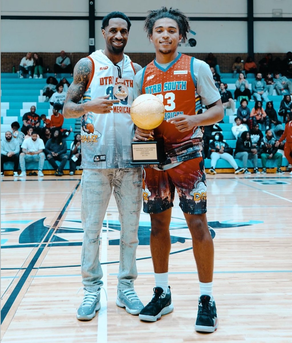 Phoenix Glassnor a Toledo Commit won the 2nd Annual Dreamz Two Reality Basketball 3 Point Shootout catching fire for 21 points in the championship..🙏🏽🏀🔥