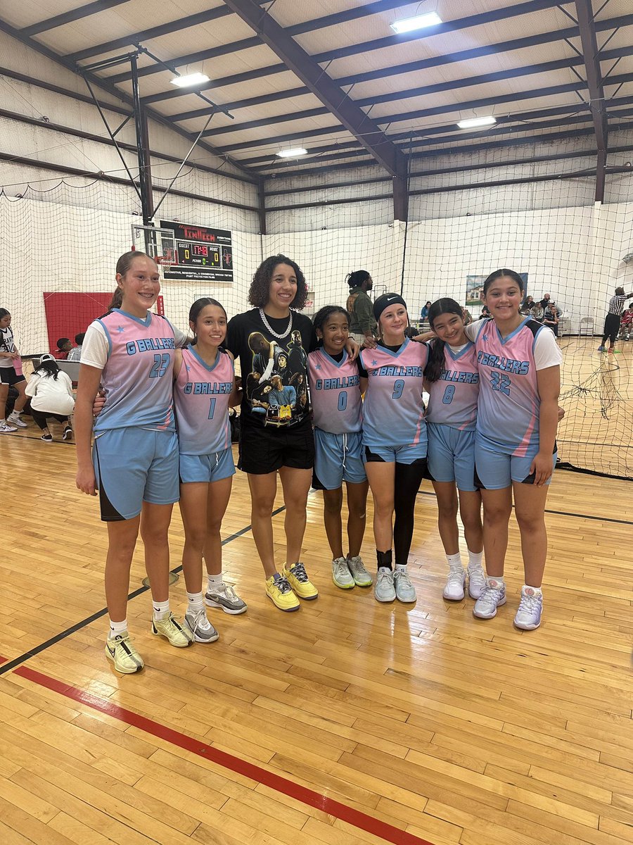 Thanks <a href="/AALIYAH2CHAVEZ/">AALIYAH CHAVEZ</a> for taking the time to take a photo with me and my team!