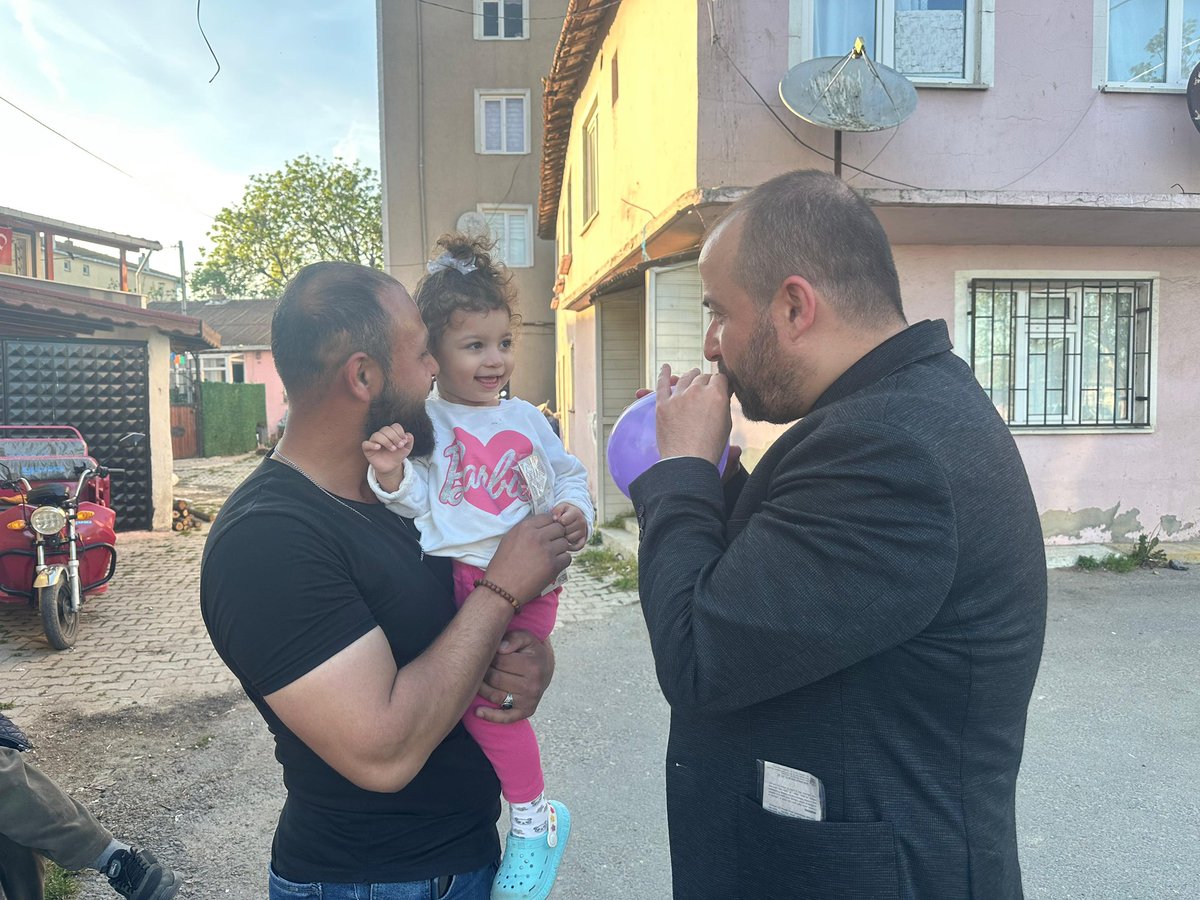 Çocuk gülerse dünya güler.. ☺️
#Karacaköy de ki minik misafirimiz ile güzel bir anı..