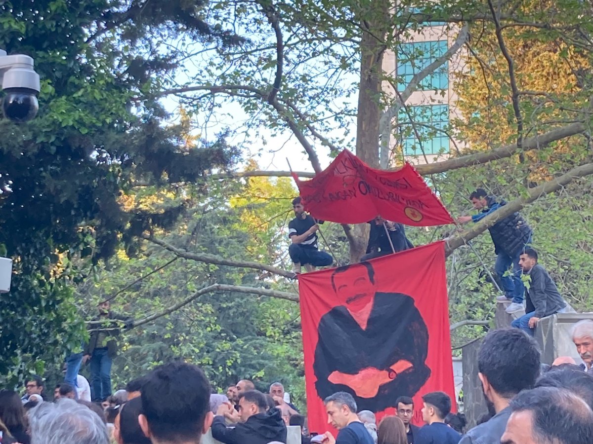 İki gündür okuyoruz, hak arayışındaki sayısız insanın, kurumun, derneğin, sendikanın onun dayanışmasıyla ne çok anısı var. 

Ben kendisini bir kere gördüm. 10 Ekim'de alanda, hastane önlerinde insanların yardımına koşuyordu.

Yoldaşlarımıza selam söyle, ezilen halkların yoldaşı.