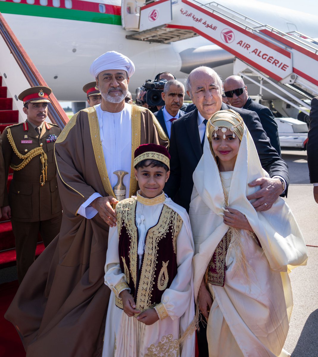 📸 اجمل صورة

كسرت البروتوكلات .. استقبال دافئ لجلالة السلطان #هيثم_بن_طارق في الجزائر، يزينه تراث وأصالة شعبين شقيقين.

#عمان #الجزائر #زيارة_دولة #السلطان_هيثم_يزور_الجزائر
