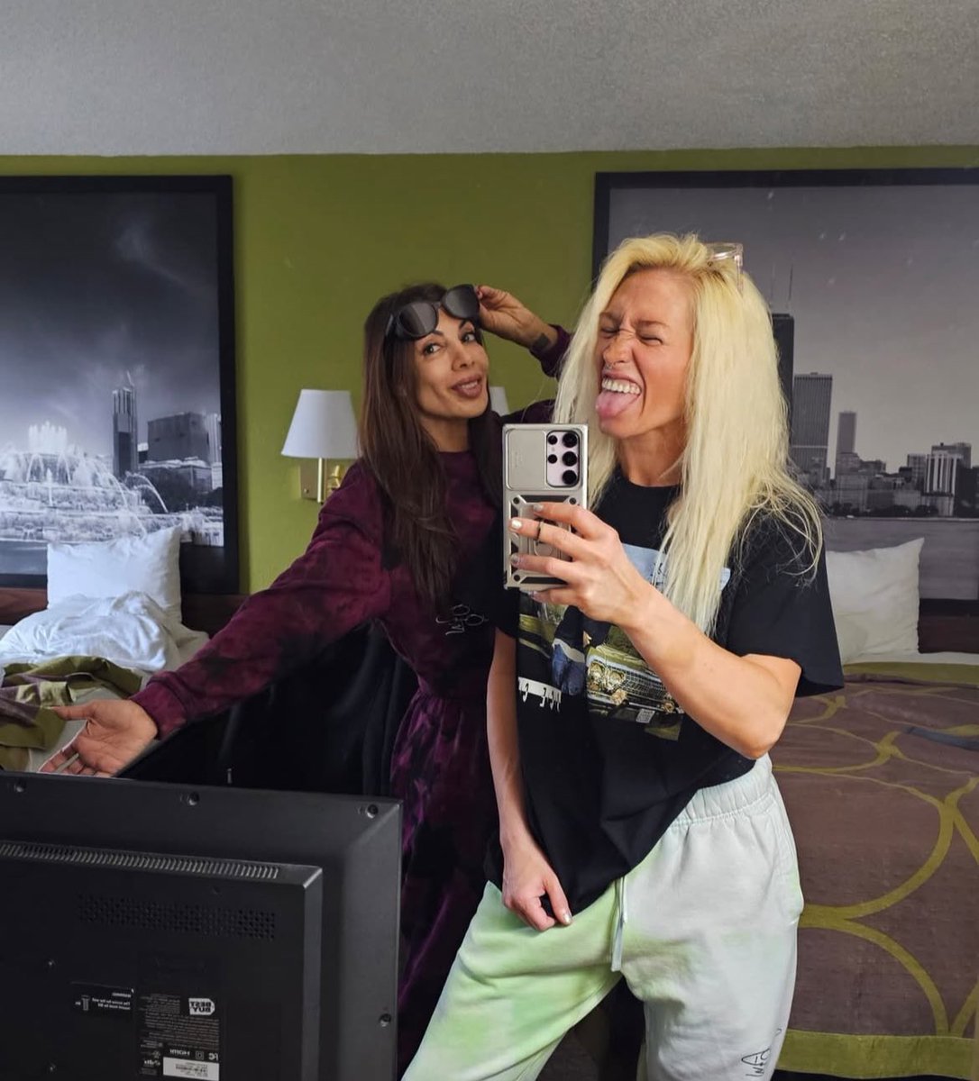 jasminstclaire's tweet image. The infamous #roomcheckout selfie with #danimo @jcwlunacy