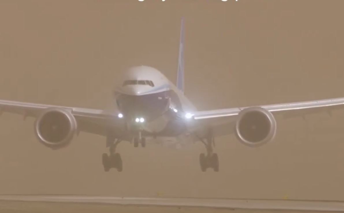 Boeing ha comunicado que ha finalizado con éxito los test de aterrizajes con vientos cruzados del nuevo 777-9 y que estos han sido certificados por la FAA. A los mandos del avión estuvo la piloto Heather Ross, una de las responsables del programa 777X. El avión realizó varias