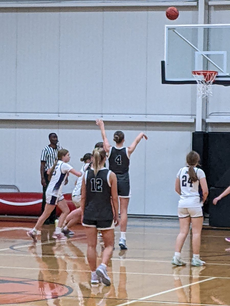 CoachEvanBell's tweet photo. @brynn_davis2027 is a super athletic and aggressive prospect for @MichiganCobras she's scoring athletic layups with both hands, leaping up to catch passes, securing boards on both ends, getting to the FT line, & forcing steals on d. @PGHMichigan @coachselvia #CagersInvite https://t.co/HqlMIHj6CA