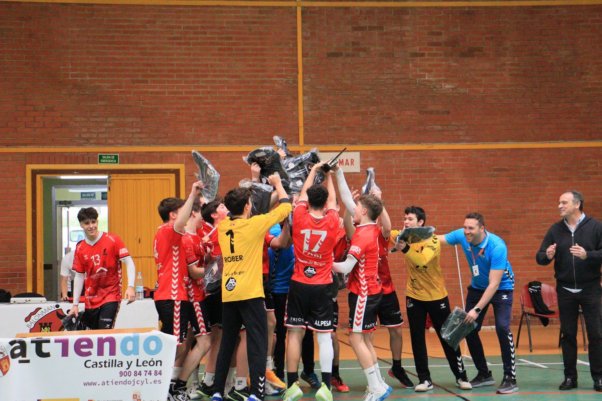 🥇✨ HISTÓRICO ✨🥇
El Cadete Temiño ya es ¡CAMPEÓN de Castilla y León! 🏆
Ganamos al Delicias y escribimos una página dorada 📖💛
Estamos entre los 32 mejores equipos de España🇪🇸
Gracias a todos. Esto es para vosotros💫
Crónica:balonmanoburgos.es/ficha/Z0C39AB8…