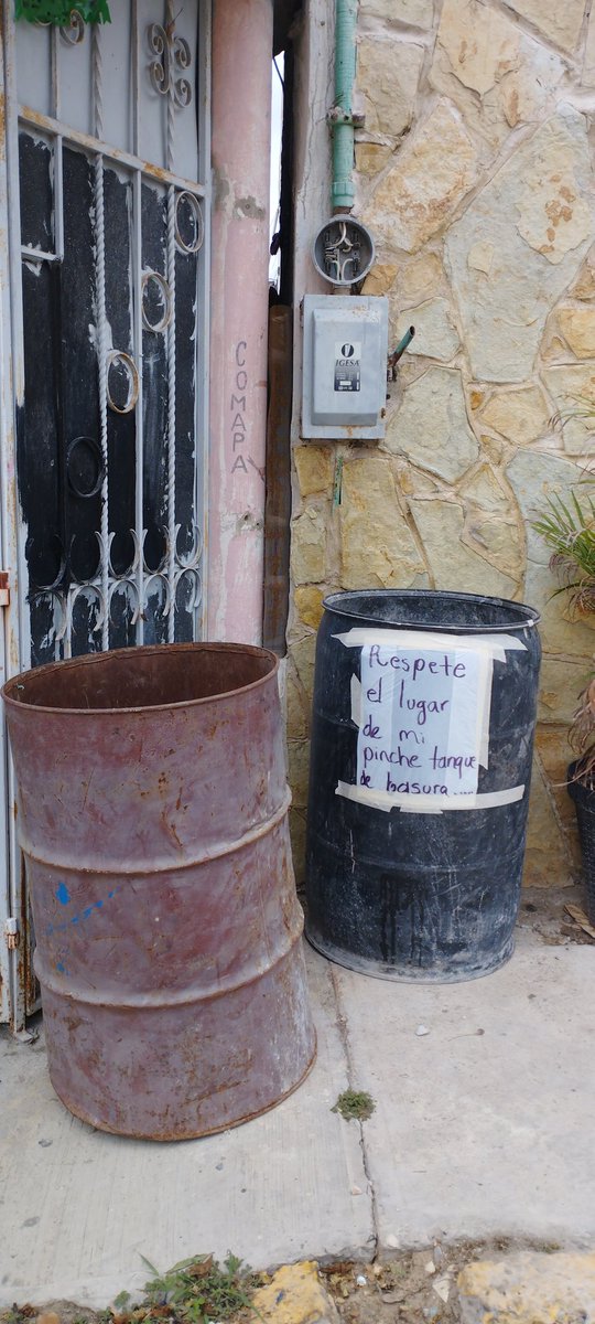 2005Vicente's tweet photo. #ignorancia
#penaajena
Aun no comprendo que pasa con la gente, peleando un espacio de tanque de basura de la banqueta y cuando se les llena ponen su basura en el mío....."claro que el mío es el que no tiene letrero"
El respeto se gana y la educación se demuestra https://t.co/O40TWLZ3Ce