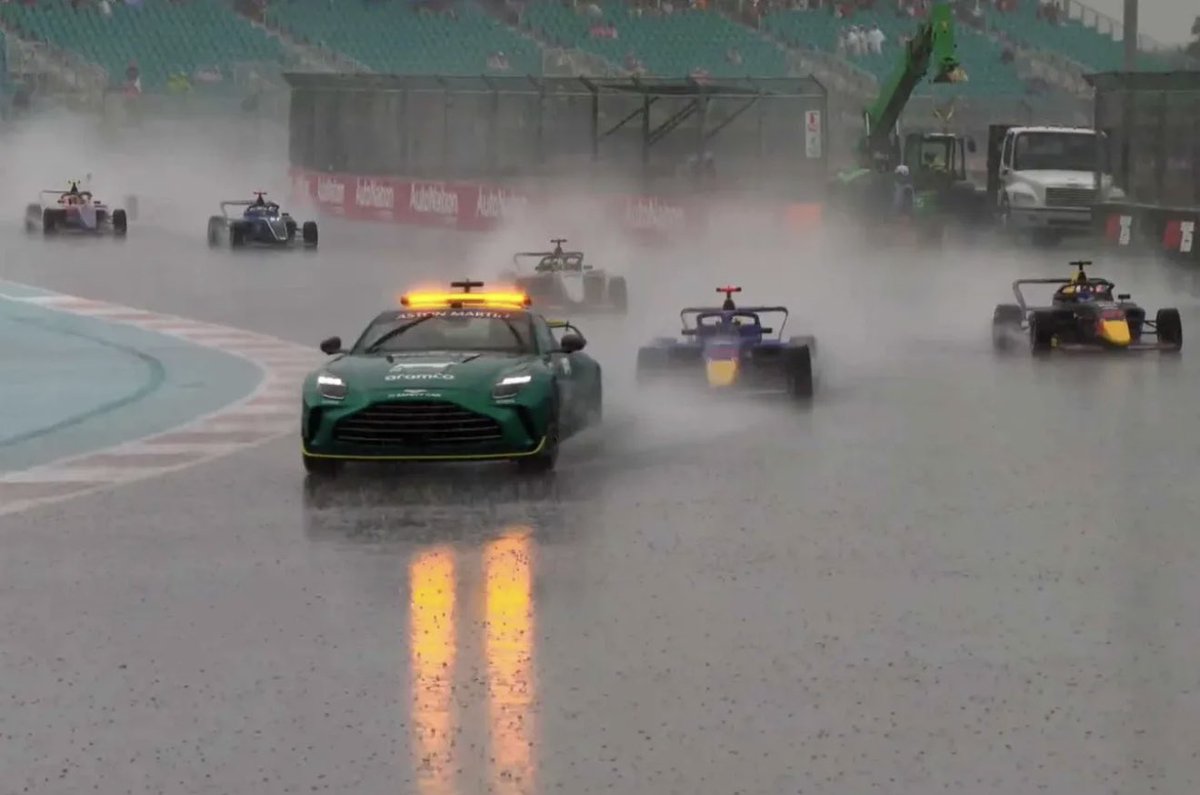 manuceF1's tweet photo. Sinceramente el #Miamigp de #F1 solo me llama la atención por la alta probabilidad de lluvia, sino me parece un circuito bien aburrido. https://t.co/C9S0hu9UgL