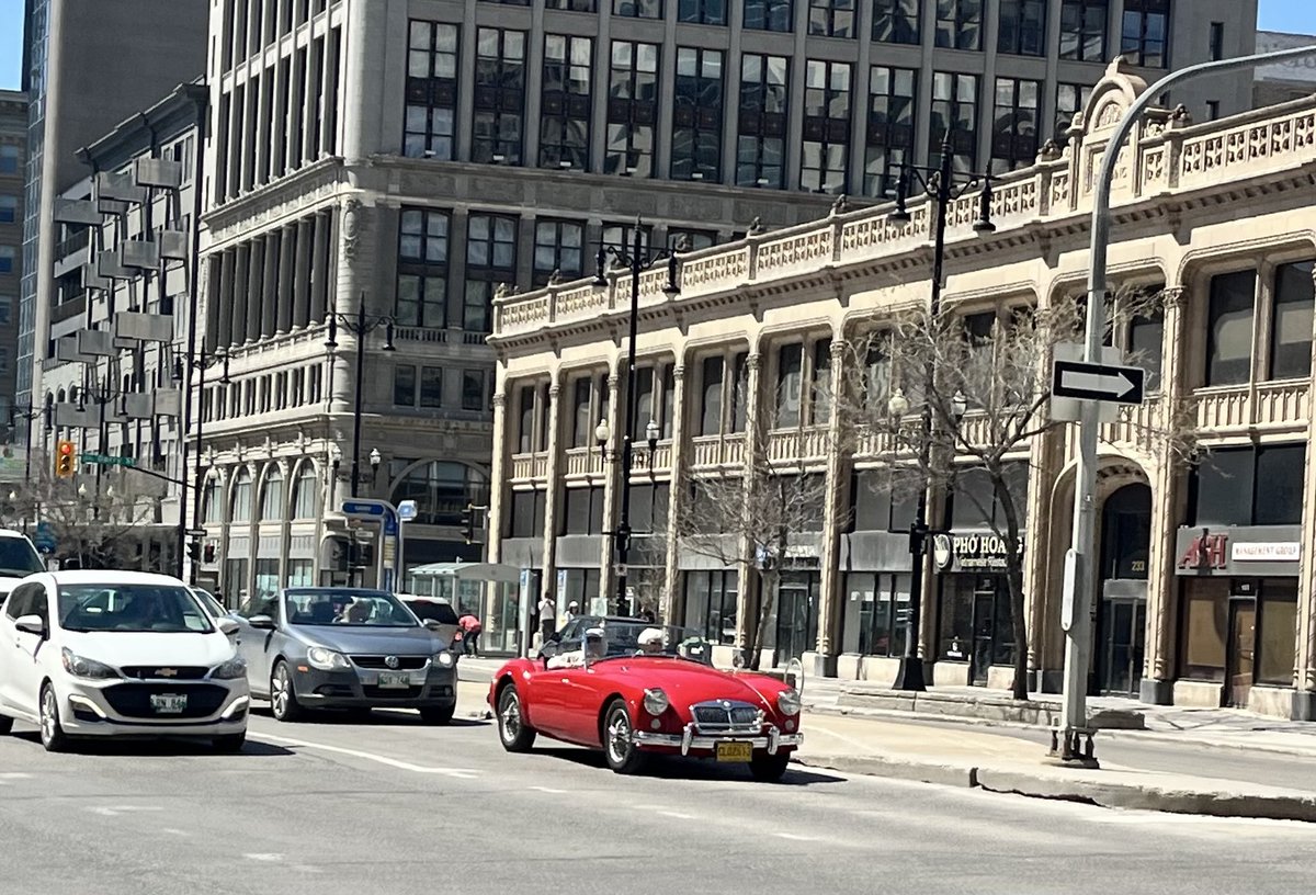 jprutherford's tweet image. Something I never thought I would see — a convertible with the top down in Winnipeg. The weather is beautiful! #stlblues