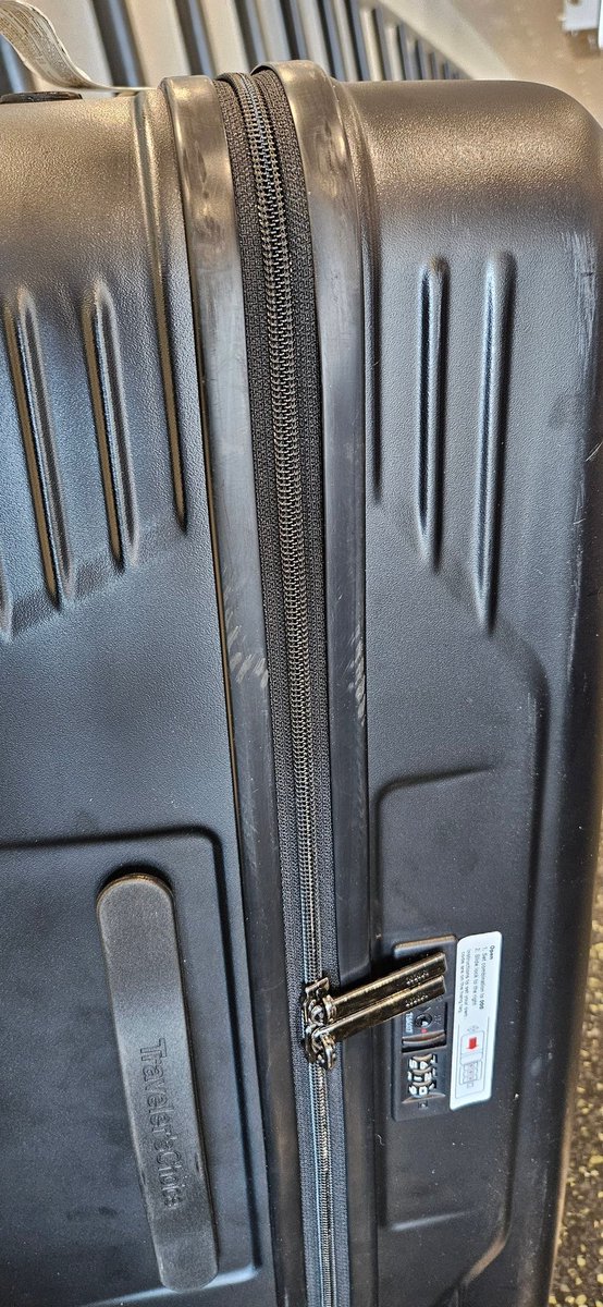 RMcD74's tweet photo. Dear @Delta this was a brand new, expensive suitcase when I gave it to you this morning at @MCO. What status do I need for my luggage to be treated with some level of respect? https://t.co/4lLn7YiIHL