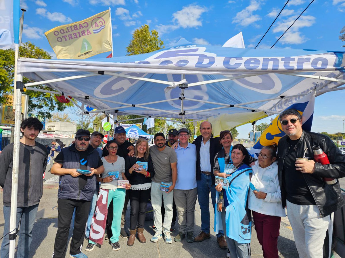 pabloabdala66's tweet photo. Militancia de domingo con nuestro candidato a alcalde del municipio F @diegonunezuy. En la feria de Punta de Rieles y en la de Flor de Maroñas. La lista 540-F sale como pan caliente. La votamos en el F con la 1 de @MartinLemaUy. El 11 ganamos en Montevideo y en el municipio. https://t.co/7wfTdSdEBZ