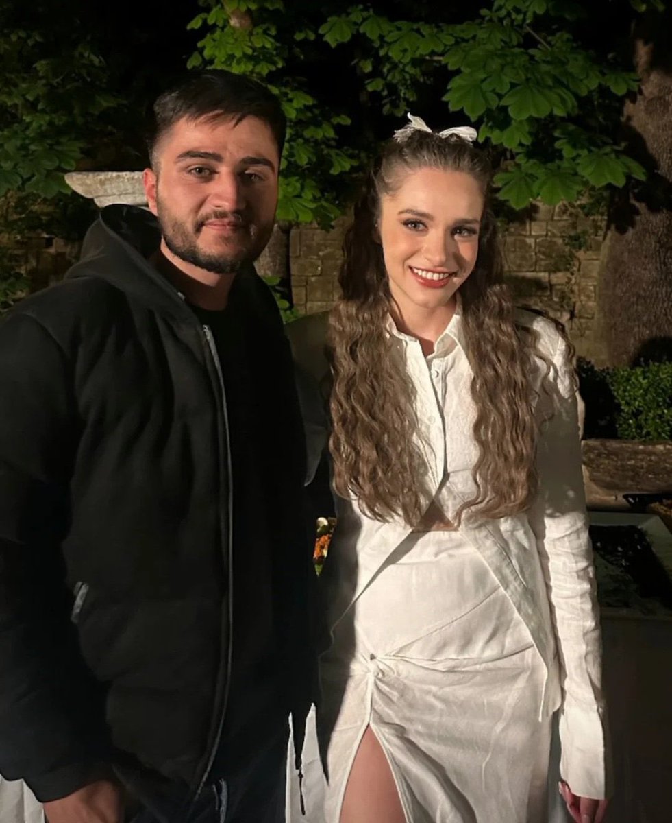 #MirayDaner con esa sonrisa q ilumina

Gracias por habernos dado a Zeynep Leto Karasu, ese personaje puro de principio a fin, dentro de un mundo oscuro
Ella ha sido el motivo de vivir de Halil Ibrahim, su hogar
Qué difícil decirla hasta siempre
🤍💫

Todos los éxitos para Miray🌸