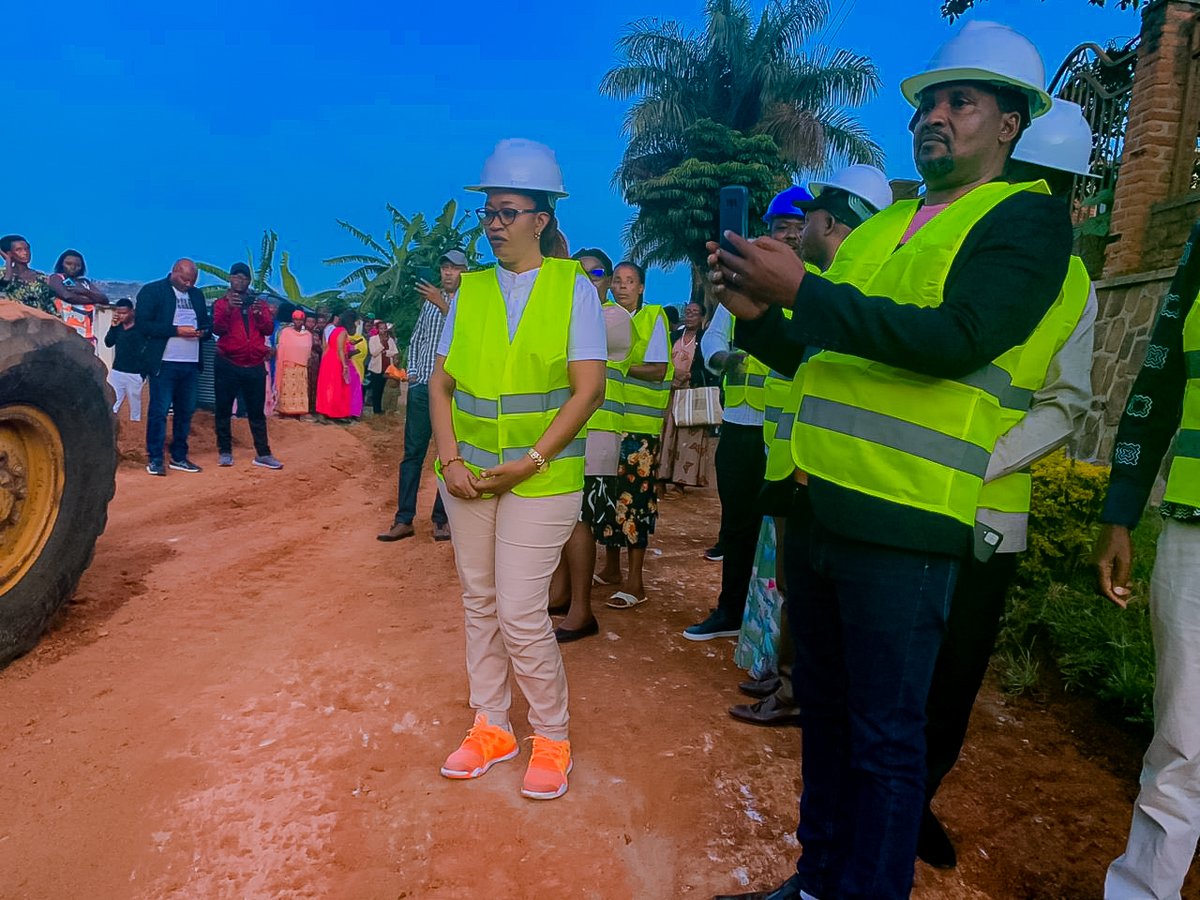 KicukiroDistr's tweet image. Abaturage b’Akagari ka Kanserege,@kagarama_sector batangiye igikorwa cyo kwiyubakira imihanda migenderano 4 ya Kaburimbo ihuza aka Kagari, iyi mihanda yose hamwe ireshya na Kirometero imwe n’igice (1.5KM), bikaba biteganyijwe ko mu mezi atatu izaba yuzuye. 

 #KigaliYcu