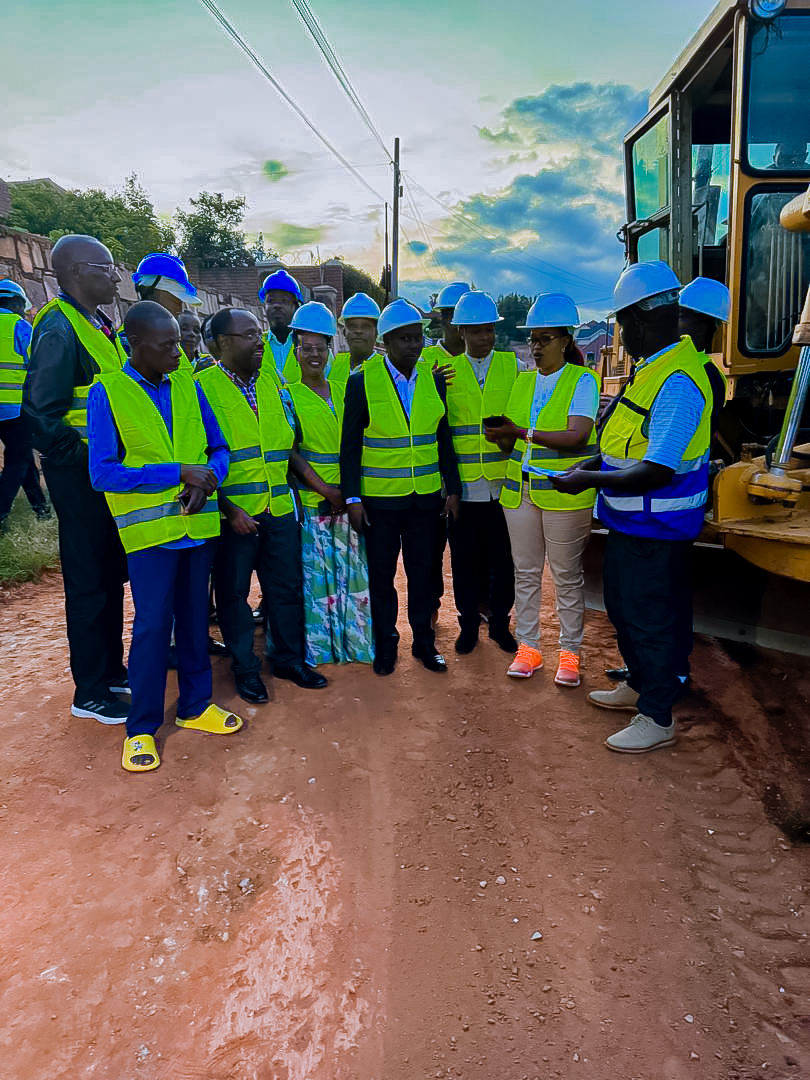 KicukiroDistr's tweet image. Abaturage b’Akagari ka Kanserege,@kagarama_sector batangiye igikorwa cyo kwiyubakira imihanda migenderano 4 ya Kaburimbo ihuza aka Kagari, iyi mihanda yose hamwe ireshya na Kirometero imwe n’igice (1.5KM), bikaba biteganyijwe ko mu mezi atatu izaba yuzuye. 

 #KigaliYcu