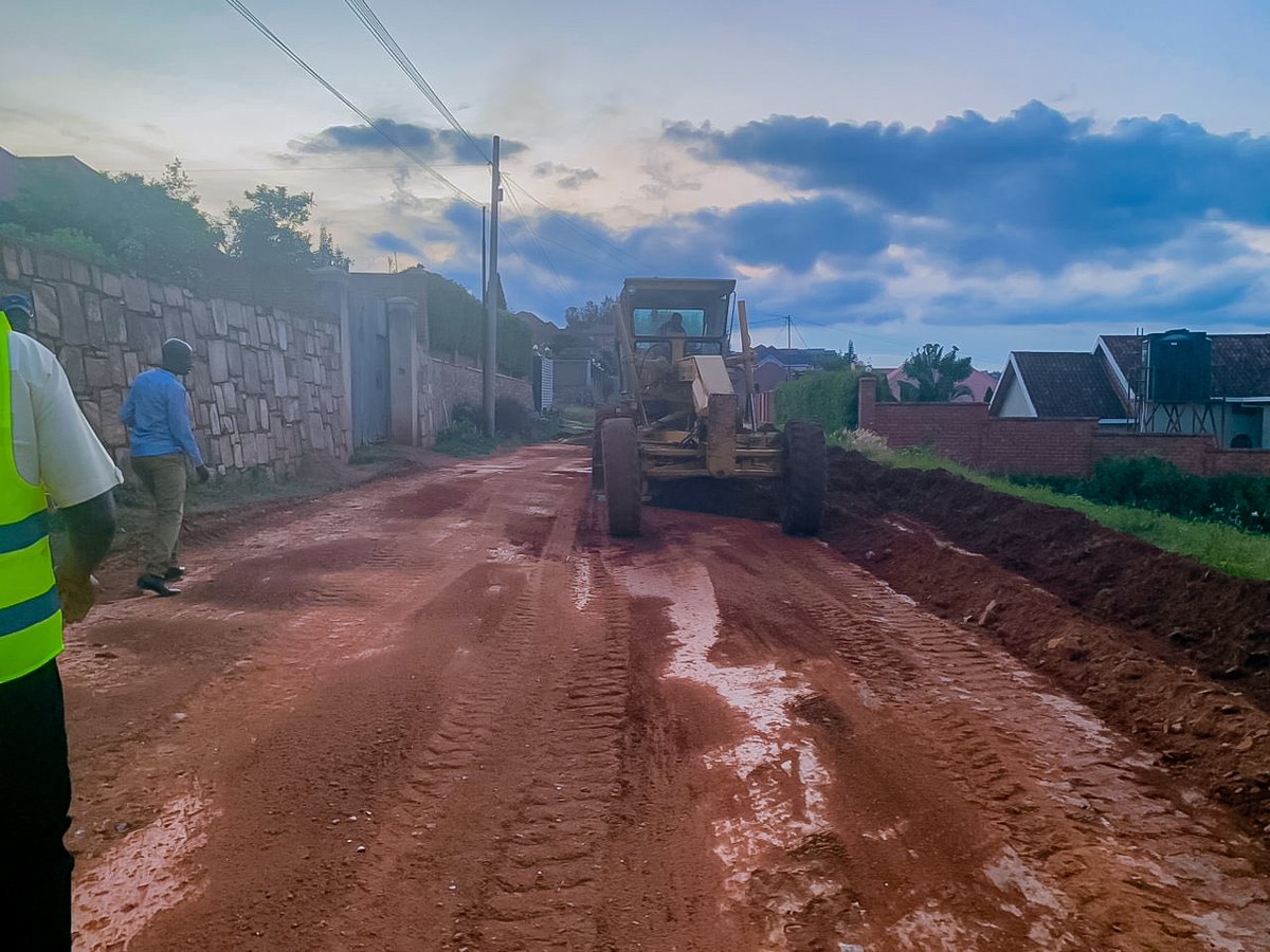 KicukiroDistr's tweet image. Abaturage b’Akagari ka Kanserege,@kagarama_sector batangiye igikorwa cyo kwiyubakira imihanda migenderano 4 ya Kaburimbo ihuza aka Kagari, iyi mihanda yose hamwe ireshya na Kirometero imwe n’igice (1.5KM), bikaba biteganyijwe ko mu mezi atatu izaba yuzuye. 

 #KigaliYcu