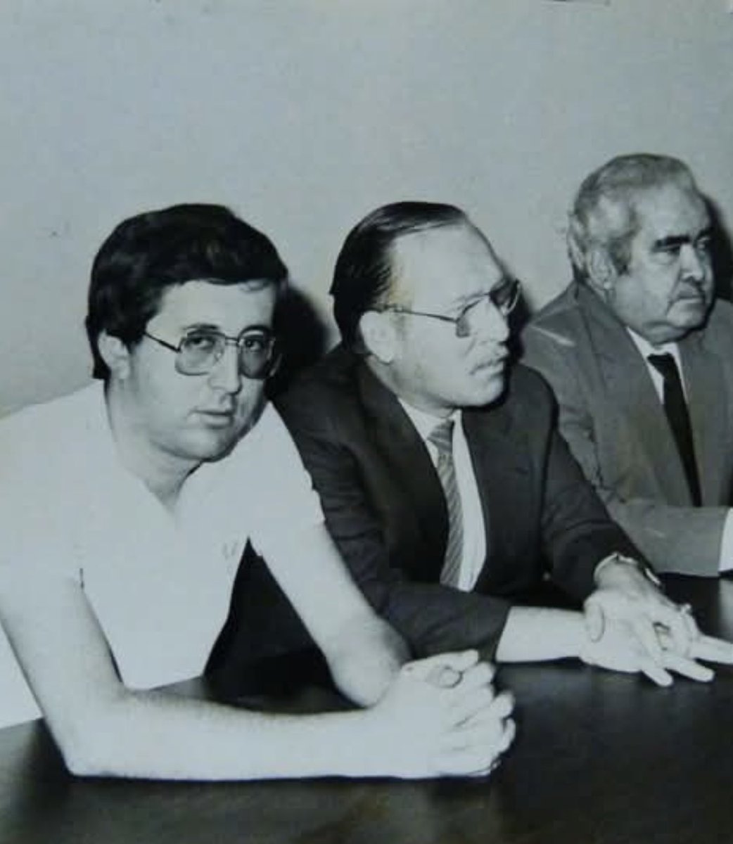 Al cumplirse, hoy, 100 años del nacimiento del Ex Presidente Luis Herrera Campins, les dejo un recuerdo de mis inicios en la lucha  democrática,. Aquí en una rueda de prensa, junto al Dr. Edgar Flores, en su campaña presidencial. Una vida firmes en los valores y principios.