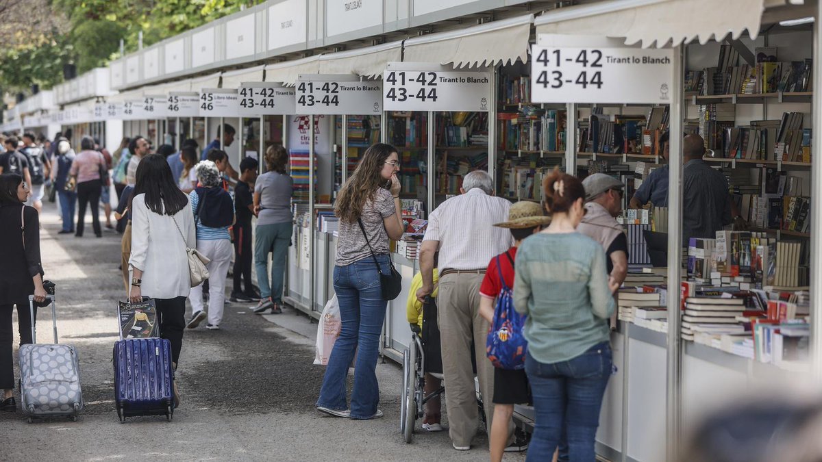 À Punt NTC (@apuntnoticies) on Twitter photo 📚 Acaba la <a href="/firallibrevlc/">Fira del Llibre de València</a>: "Una fira d'èxits, una fira de rècords"
Des de l'organització calculen que hi han pogut passar unes 400.000 persones durant els onze dies que ha durat
⬇️ Més detalls:
apuntmedia.es/noticies/cultu… 📚 Acaba la <a href="/firallibrevlc/">Fira del Llibre de València</a>: "Una fira d'èxits, una fira de rècords"
Des de l'organització calculen que hi han pogut passar unes 400.000 persones durant els onze dies que ha durat
⬇️ Més detalls:
apuntmedia.es/noticies/cultu…