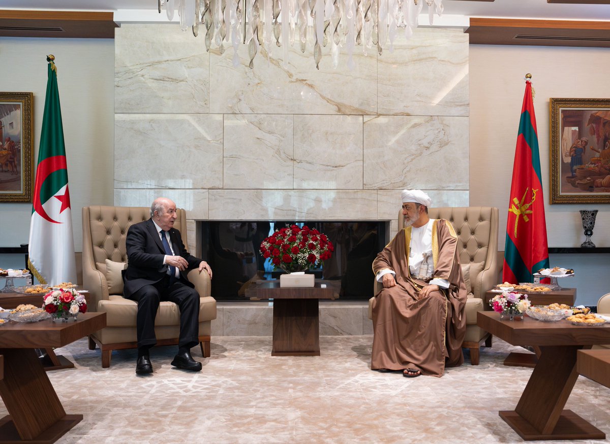 RoyalOmanFamily's tweet photo. جلالةُ السُّلطان المعظّم /حفظهُ اللهُ ورعاهُ/ وفخامةُ رئيسُ الجمهوريّة الجزائريّة الديمقراطيّة الشعبيّة يعقدان لقاءً في مقرّ إقامة جلالتِه في العاصمة #الجزائر، أكّد خلاله القائدان على عمق العلاقات الثنائية بين البلدين وما يربط الشعبين الشقيقين من أواصر وأخوة والسعي إلى تطويرها إلى آفاق أرحب.