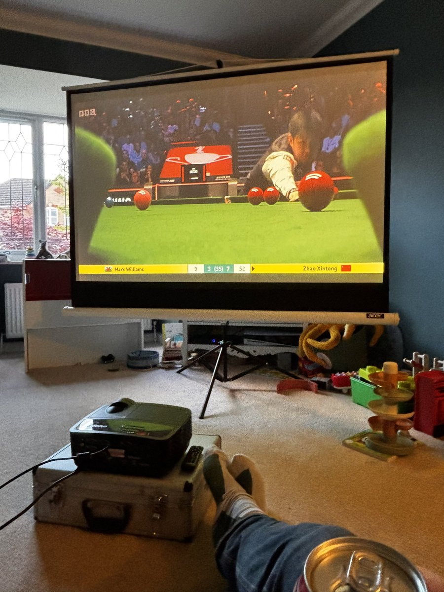 Bought a projector and screen for gigs and decided to set it up for the #WorldSnookerChampionship final! 

Hoping Williams has a lot more in the tank and that we get a real match of it….