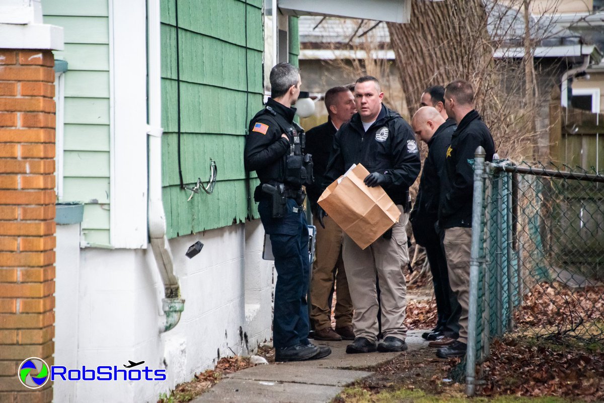 RobShots tweet media