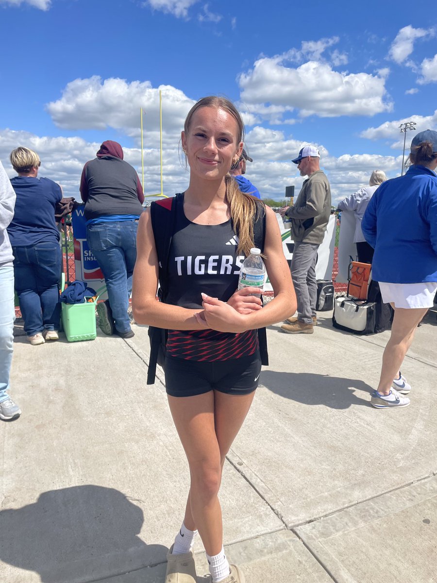 🚨🚨🚨 <a href="/SophieSchmitten/">Sophie Schmitten</a> is your 2025 KCI Conference Champion in the girls 300m hurdles with a new PR and NEW SCHOOL RECORD of 46.33! ⚡️⚡️⚡️
<a href="/PlattsburgAD/">PlattsburgTigersAD</a>