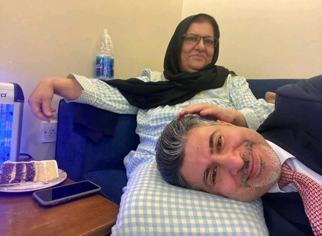 كلمات الدكتور سليمان إبراهيم مؤثرة جدًا...

" أنا الطبيب النفسي ذو الخمسة وأربعين ربيعاً، هذا الحضن الذي احتواني وأنا طفل، لا زال يحتويني، ولازلت أستمد القوة من هذه اليد الحانية التي تمسح على وجنتي أمي هي كل شيء، هي الوجود، لا أبقاني الله لدنيا لا توجد فيها أمي".

#الأم