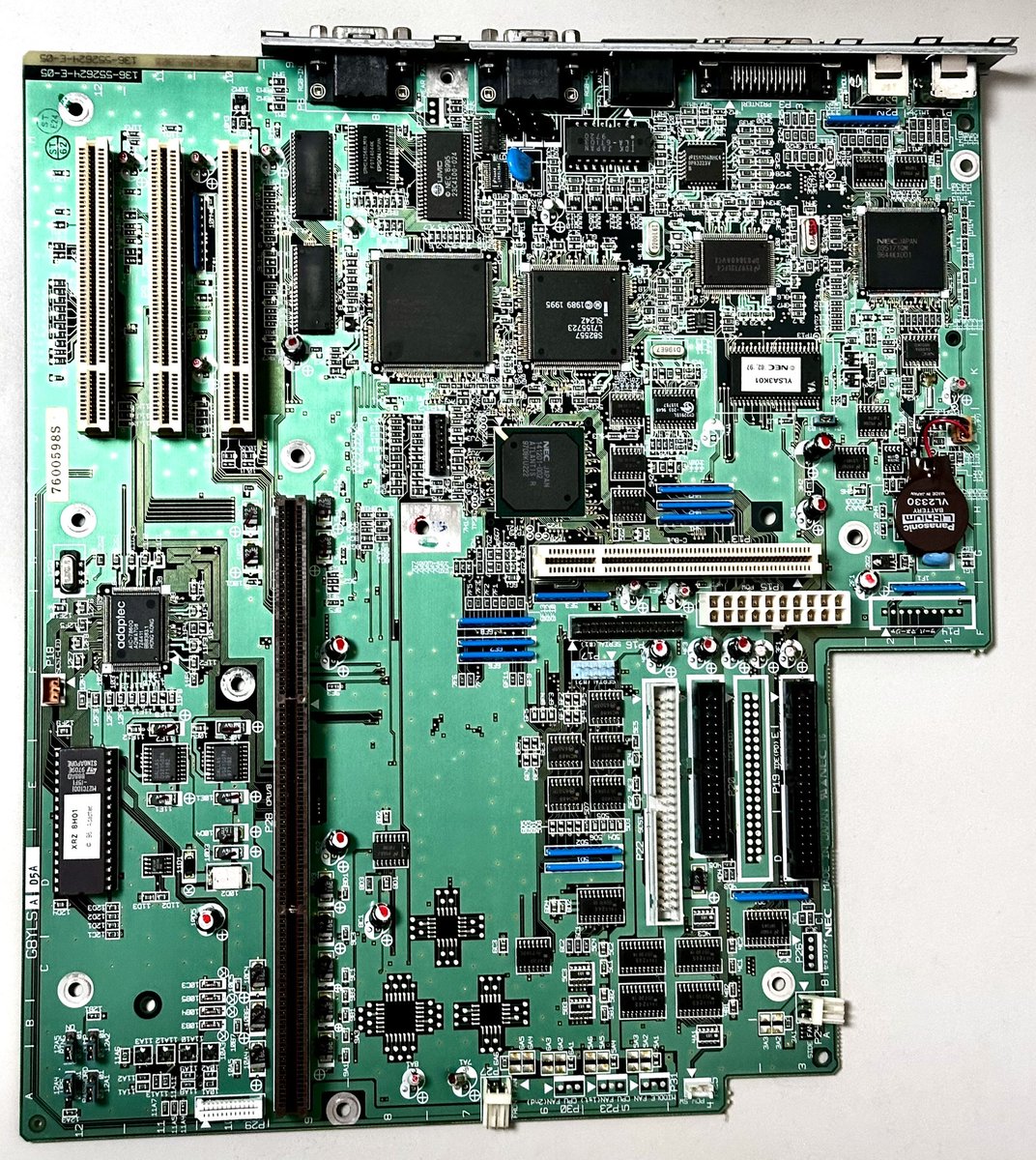 18190277A's tweet photo. RvⅡマザーボード考察
先ず、少なくとも2種類のマザーボードが存在する。（RsⅡも同様）
1枚目

#pc98
#pc9821
#Rv2
#Rs2 https://t.co/xWqlQrDK7l