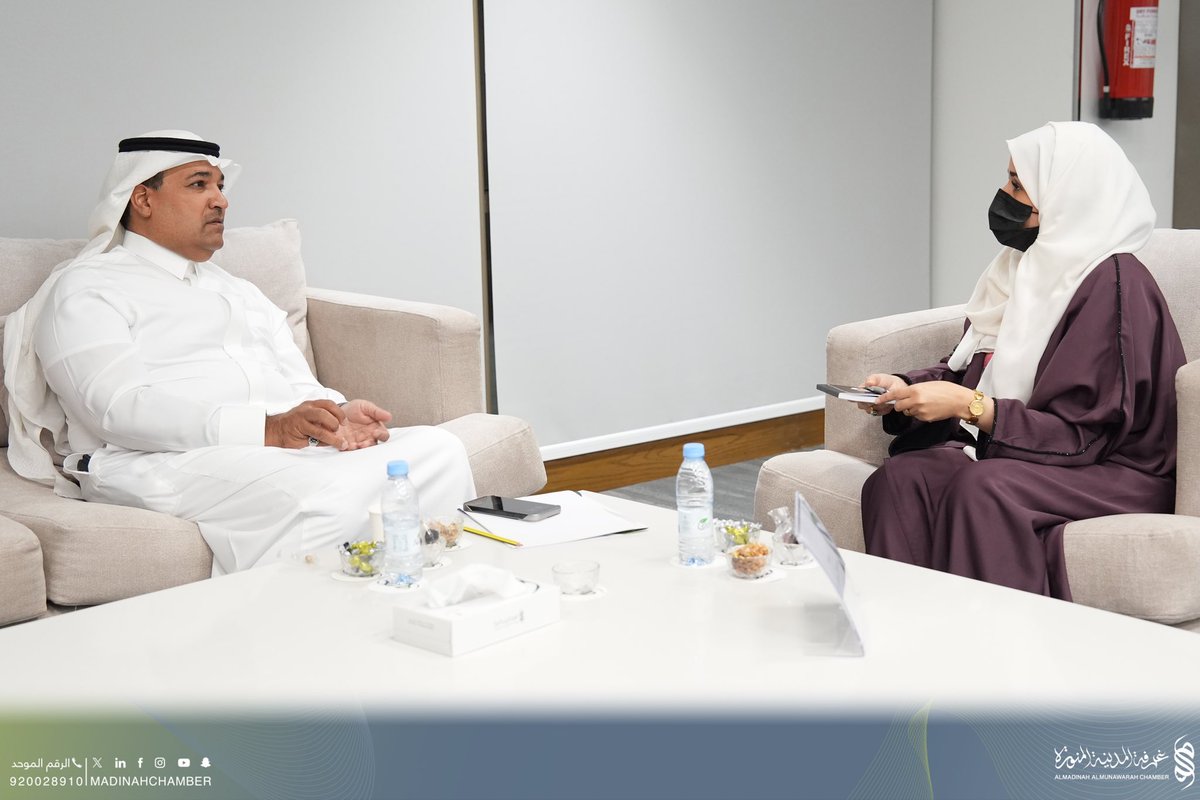 نظمت #غرفة_المدينة ممثلة بلجنة المهن الاستشارية #جلسات_استشارية مهنية تطوعية، بحضور عضو مجلس الإدارة ورئيس اللجنة د. عبد الله النزاوي وبمشاركة   خبراء ومستشارين، بهدف تمكين رواد الأعمال وأصحاب المشاريع بالمنطقة، عبر تقديم استشارات متخصصة ودعم مهني يُسهم في تطوير أعمالهم وتعزيز