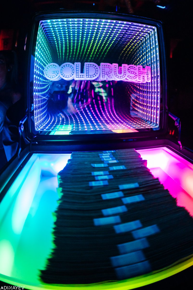 Fast cars 🏎️  Pretty girls 💃  
Gold Rush is the finish line for tonight’s Race Week afterparty 🏁
Guest list’s wide open → goldrushcabaret.com