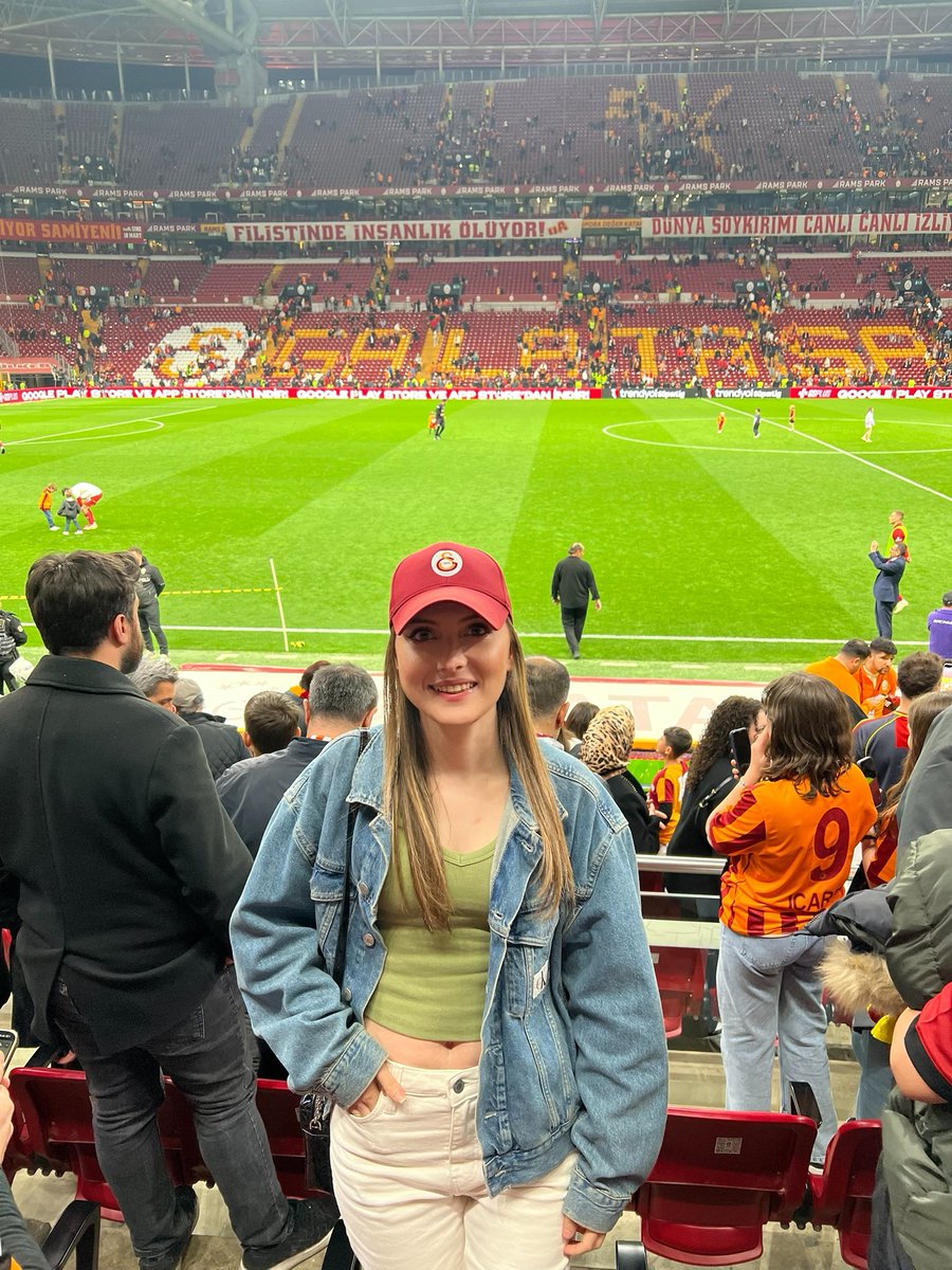 Pervin Dmrts (@pervindmrts) on Twitter photo Mayıslar bizimdir 🤝💛❤️ 
🌟🌟🌟🌟🌟 Mayıslar bizimdir 🤝💛❤️ 
🌟🌟🌟🌟🌟