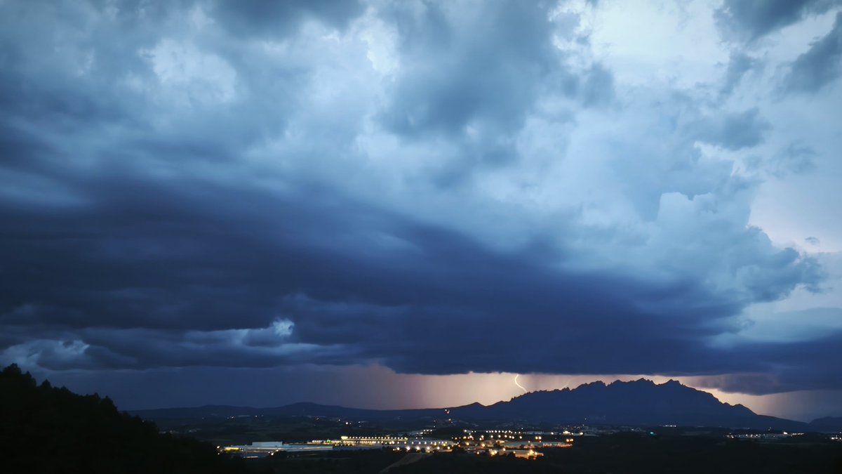 VickyAC67's tweet photo. @eltempsTV3 tempesta amb parella electric,foto desde Castellvi de Rosanes https://t.co/rKYoOGAq3m