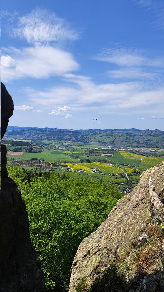 Seit 1995 fliege ich Gleitschirm und beinahe genauso lange fliege ich Wettbewerbe, wie an diesem Wochenende im Sauerland. Das Sauerland ist wirklich, wirklich wunderschön. Vor 2 Jahren konnte ich so aus der Luft die Schäden, die der Borkenkäfer angerichtet hatte, wahrnehmen. Auch
