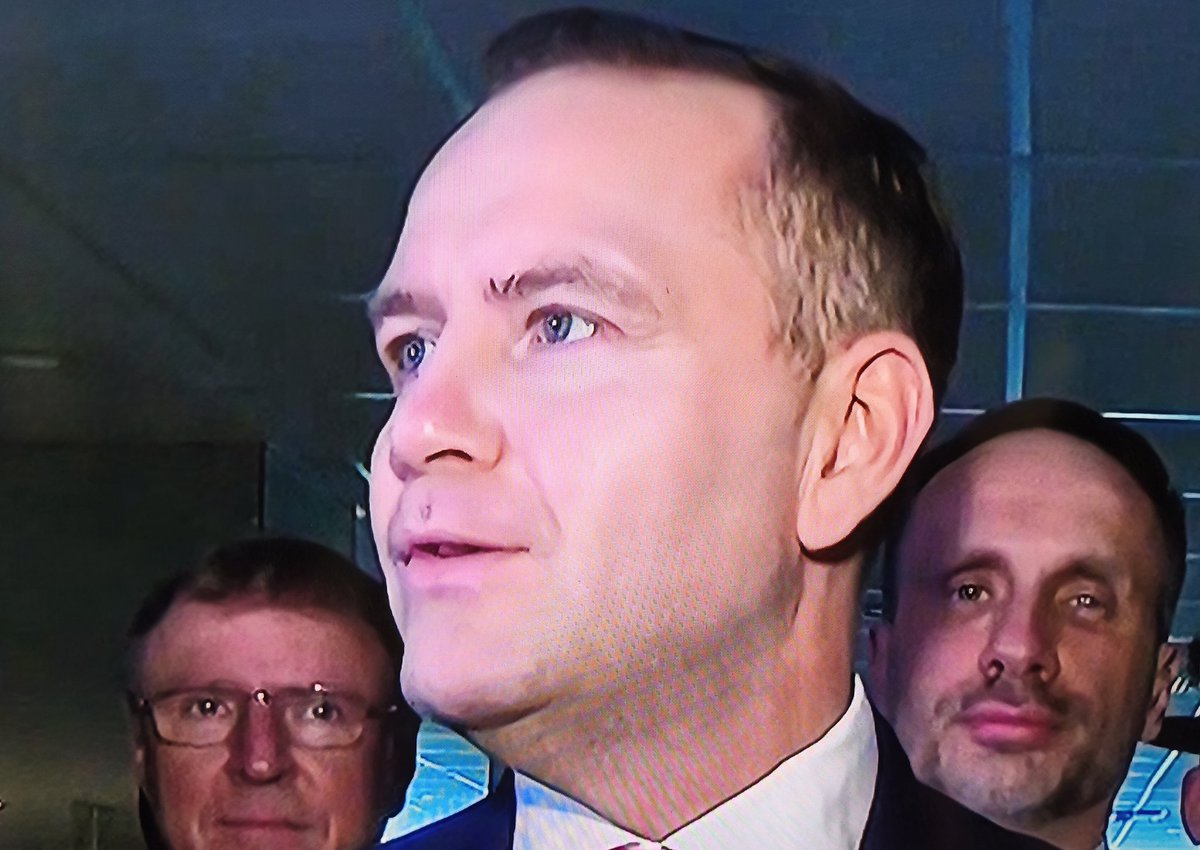 Zobacz, kto stoi za Nawrockim. Dosłownie i w przenośni.