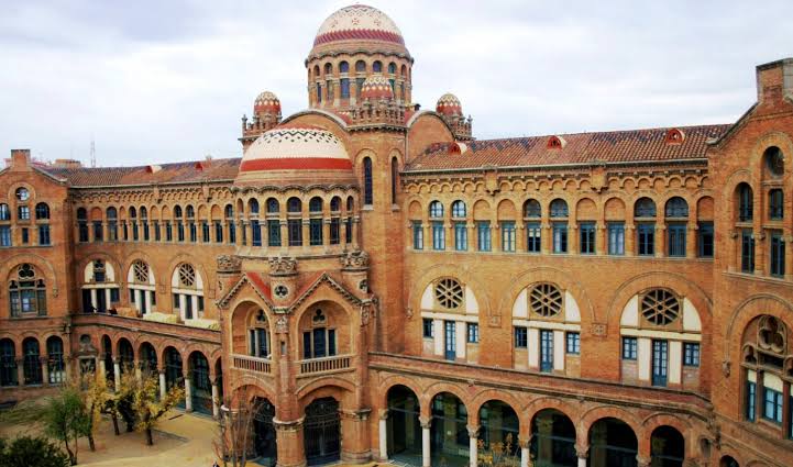 Vianeicita's tweet photo. La universidad de Barcelona donde estudió la hija de Sheinbaum   /   los graneros donde estudiarán los hijos de los chairos. https://t.co/A1mPWM1LGt