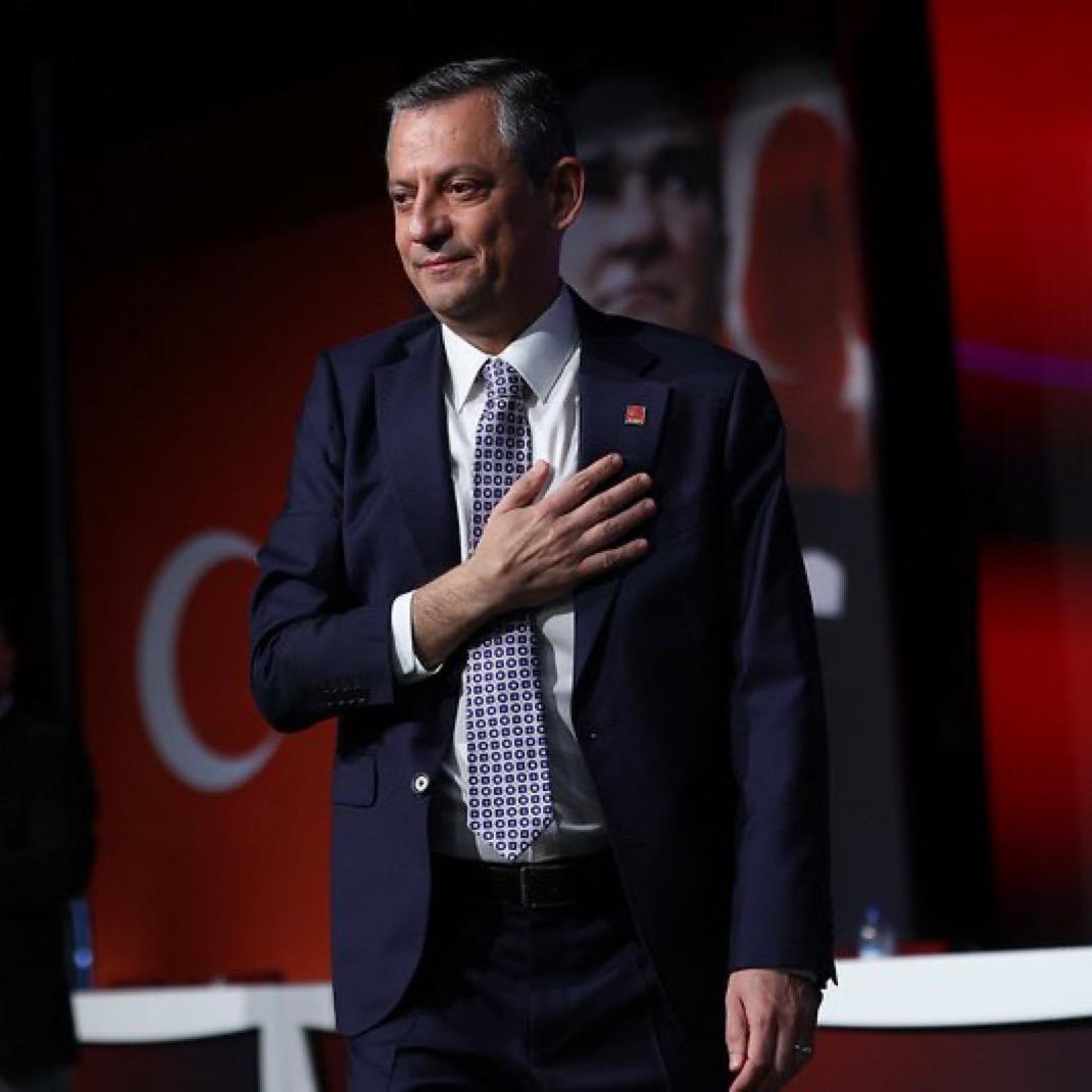 Ülkemiz milletimiz ve vatandaşlarımız çok yorgun çok gergin günler geçiriyor. 

Böyle zor koşullarda Sayın Özgür Özel’e gerçekleştirilen alçakça saldırı milleti daha da kaygıya sürükledi. Kendisine geçmiş olsun dileklerimi iletiyorum. 

Şiddetin hiçbir zaman ülkeye, vatana,