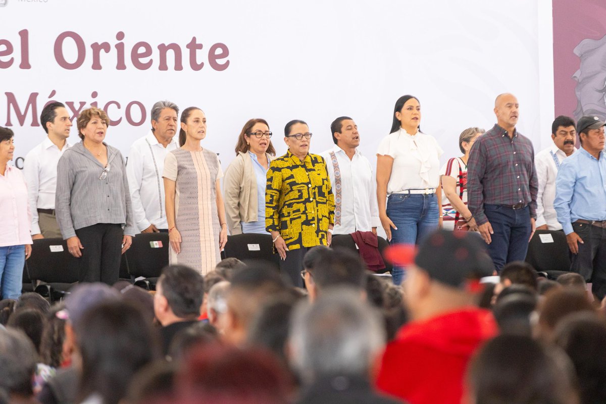 El Secretario Jesús Esteva y el titular de la #ARTF <a href="/andreslajous/">Andrés Lajous</a>, acompañaron a la Presidenta <a href="/Claudiashein/">Claudia Sheinbaum Pardo</a> para informar el plan integral que se implementará en el oriente del Estado de México como el #TrolebúsElevado, iluminación en vialidades y adquisición de maquinaria para