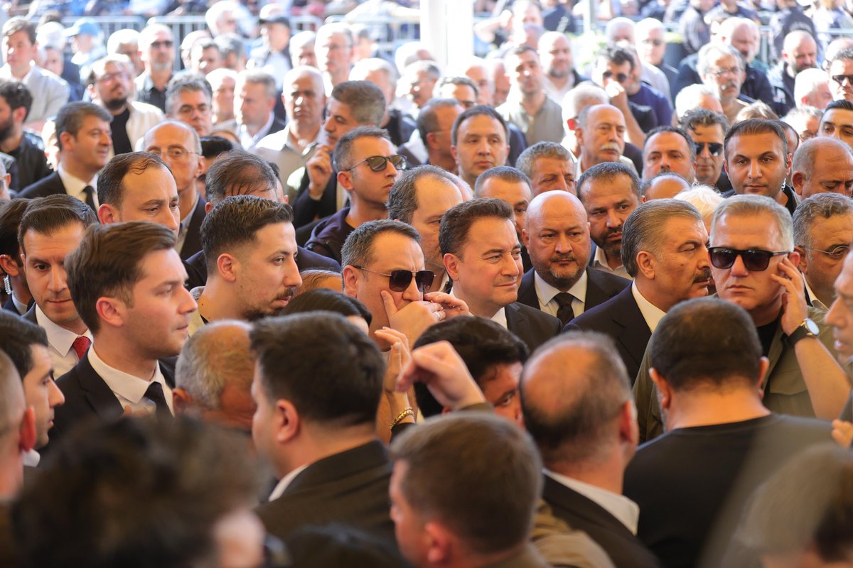 alibabacan's tweet photo. Bugün Sırrı Süreyya Önder’i ebedi yolculuğuna uğurladık. 

Kendisine bir kez daha Allah'tan rahmet; ailesine, yakınlarına ve DEM Parti camiasına başsağlığı diliyorum. https://t.co/DlaQBmVvJb