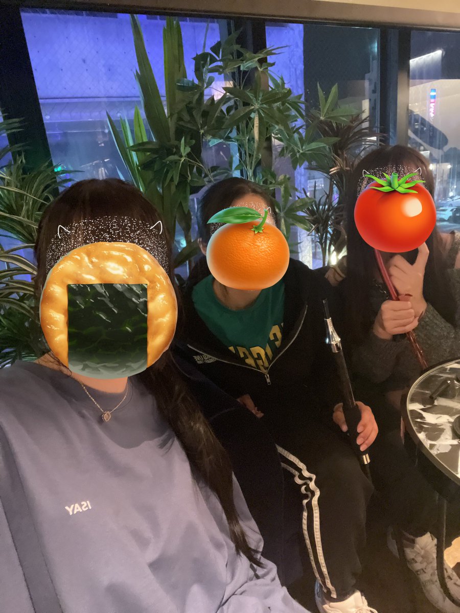 aoto_kun2's tweet photo. 山田さんのライブが大阪であったらしく夜にあみちゃんとあいなちゃんがちょっとでも会えませんか！って声掛けてくれて5年半ぶりに会ってきた👶🏻👍🏻

昔パイの実にメッセージ書いてくれたやつまだ食べてませんって言われてんけどそれ腐ってんで👶🏻🌷 https://t.co/4E0fY234yc
