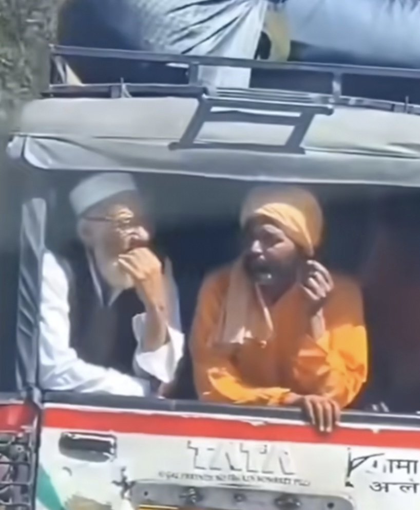 Sheikh__Hasan's tweet photo. The Pic. of The Day without Communal Politics.

# As a citizen of India it is our Fundamental Duties to Promote harmony and common brotherhood. https://t.co/jtDiHDLiKY