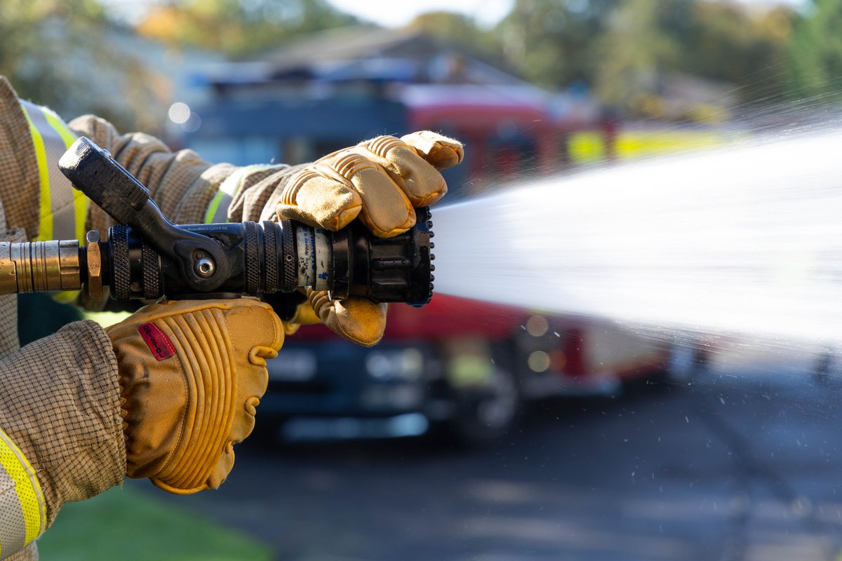 Three fire engines were called this afternoon to reports of a static caravan alight, which had spread to several nearby pallets, in Spitfire Way, #Manston.  

More here: kent.fire-uk.org/incident/thane…