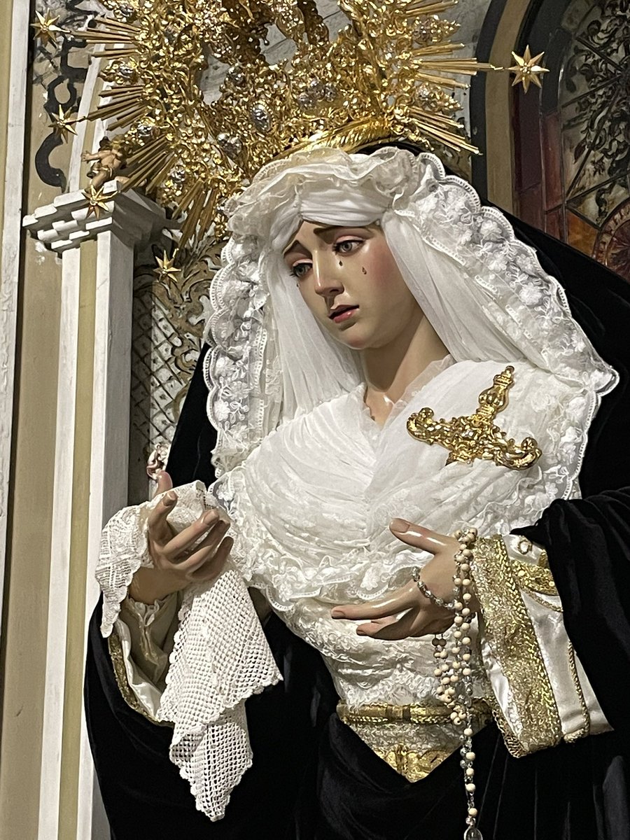 Nuestra Señora del Consuelo, a pesar de encontrarnos en el tiempo de Pascua, se ha mostrado los últimos días con el manto negro en señal de luto por el fallecimiento de Su Santidad el Papa Francisco.

#blancoynegro