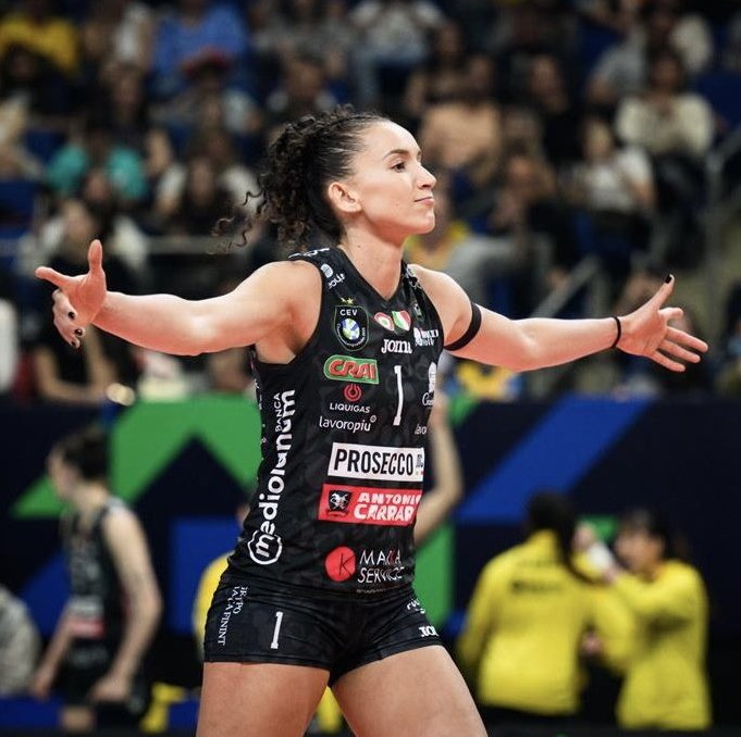 GG10Stats's tweet image. Foi preciso uma temporada com um time mal montado, que não favorecia ela fisicamente, e perceber o nível do Italiano subindo, que a Gabi decidiu ir pro Conegliano. Assinou antes mesmo da final da Champions passada — entre dois times italianos.
Uma gestão de carreira perfeita!